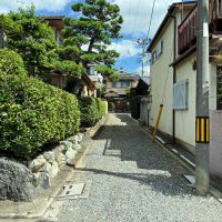京都市北区紫野今宮町の賃貸物件/今宮神社のおいしいあぶり餅横、大きな駐車場北側のステキな路地を抜ける帰路が個人的に好みです。マイホームってこういう近隣環境、大事です