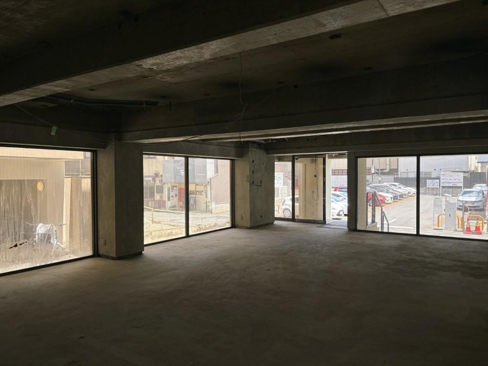 京都市左京区聖護院川原町34-1の賃貸物件/中二階のおかげで通行する人との目線は合わずにゆったりできるお店です