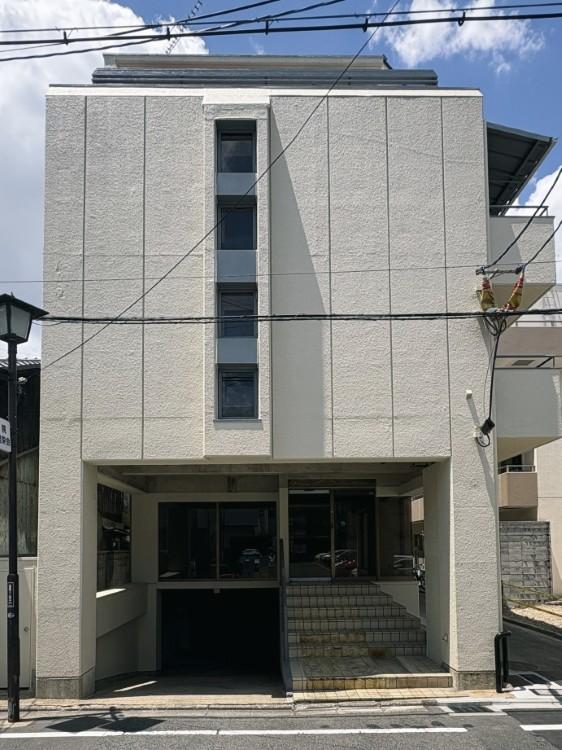 京都市左京区聖護院川原町34-1の賃貸物件/階段を上がると正面入り口
