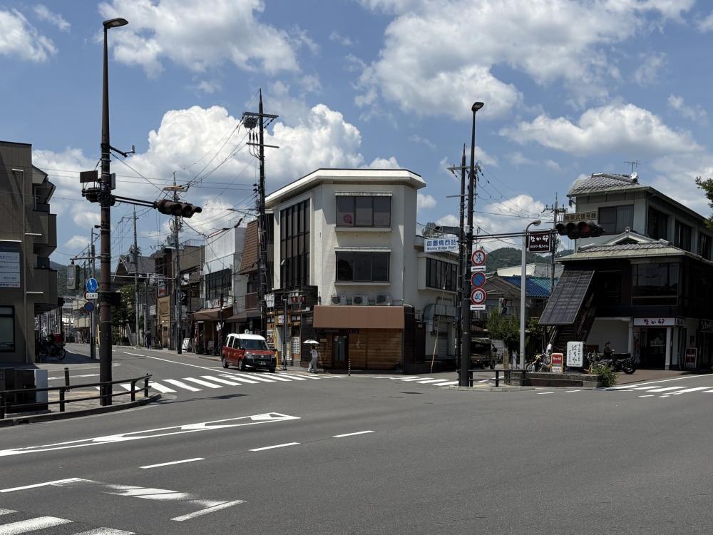 京都市北区大宮南田尻町67-1の賃貸物件/御園橋西詰の交差点の一画に建つ今回の物件（真正面の白い建物）