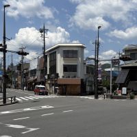 京都市北区大宮南田尻町67-1の賃貸物件/御園橋西詰の交差点の一画に建つ今回の物件（真正面の白い建物）