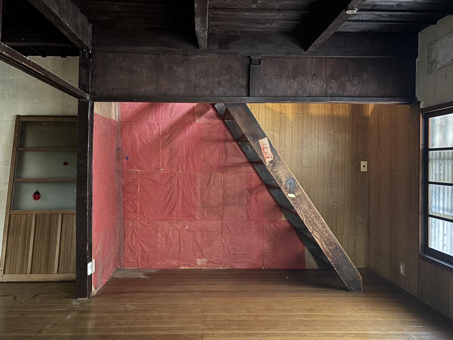 京都市上京区元誓願寺通大宮東入寺井町509-5の売買物件/1F | 趣のある木製階段。角度はやや急めなので、上り下りの際はご注意を。