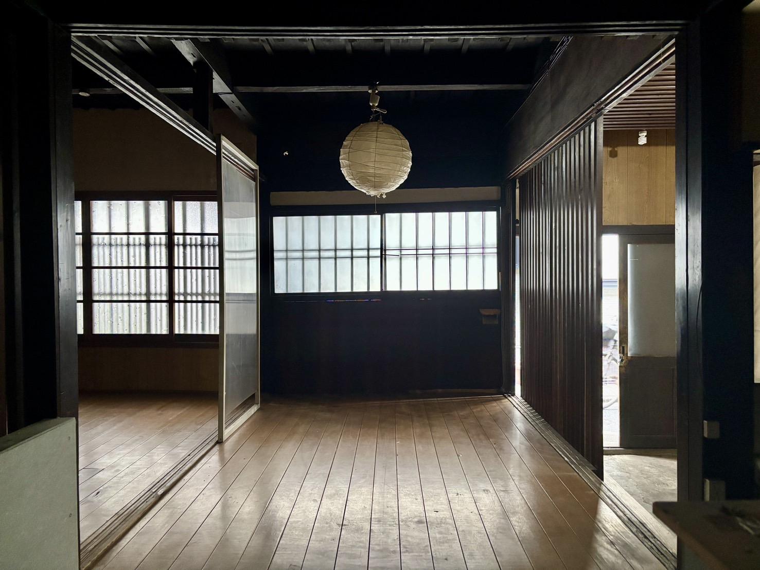 京都市上京区元誓願寺通大宮東入寺井町509-5の売買物件/1F | 建具と床の風合いに、町家らしさがにじみます。