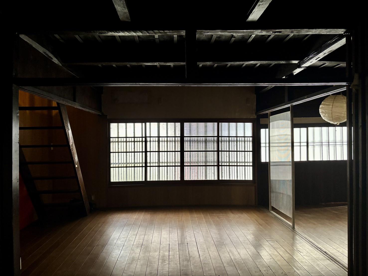 京都市上京区元誓願寺通大宮東入寺井町509-5の売買物件/1F | 昔ながらの天井の梁。リノベーションのイメージがふくらむ一室です。