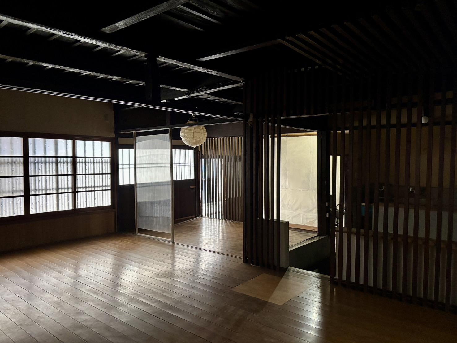 京都市上京区元誓願寺通大宮東入寺井町509-5の売買物件/1F | 間仕切りや格子が残され、昔の面影を感じる室内。光の入り方もやわらかです。
