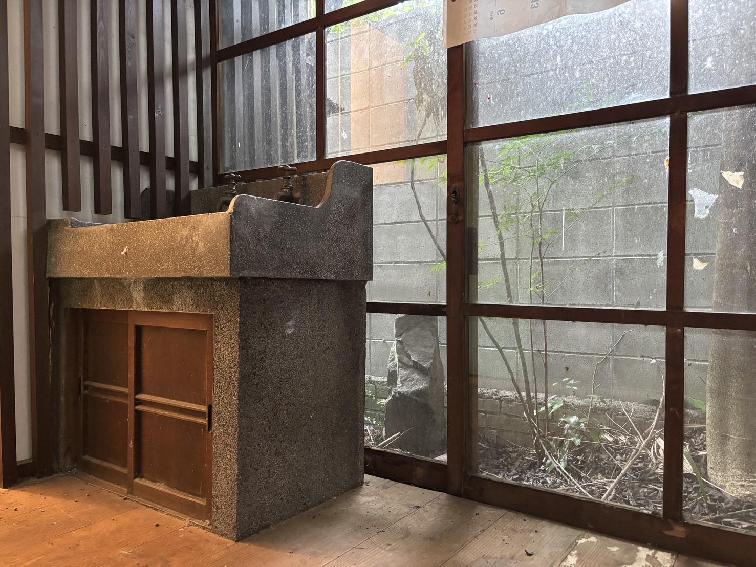 京都市上京区元誓願寺通大宮東入寺井町509-5の売買物件/1F | この流し、どうにか活かせないな、、、と考えてしまう佇まい。