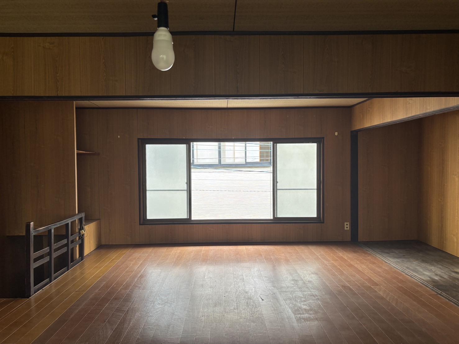 京都市上京区元誓願寺通大宮東入寺井町509-5の売買物件/2F | 全面に木目調の内装が施され、日差しの入り方も穏やかです。現状でも使えそうですが、用途に合わせて整える余地は十分にあります。

