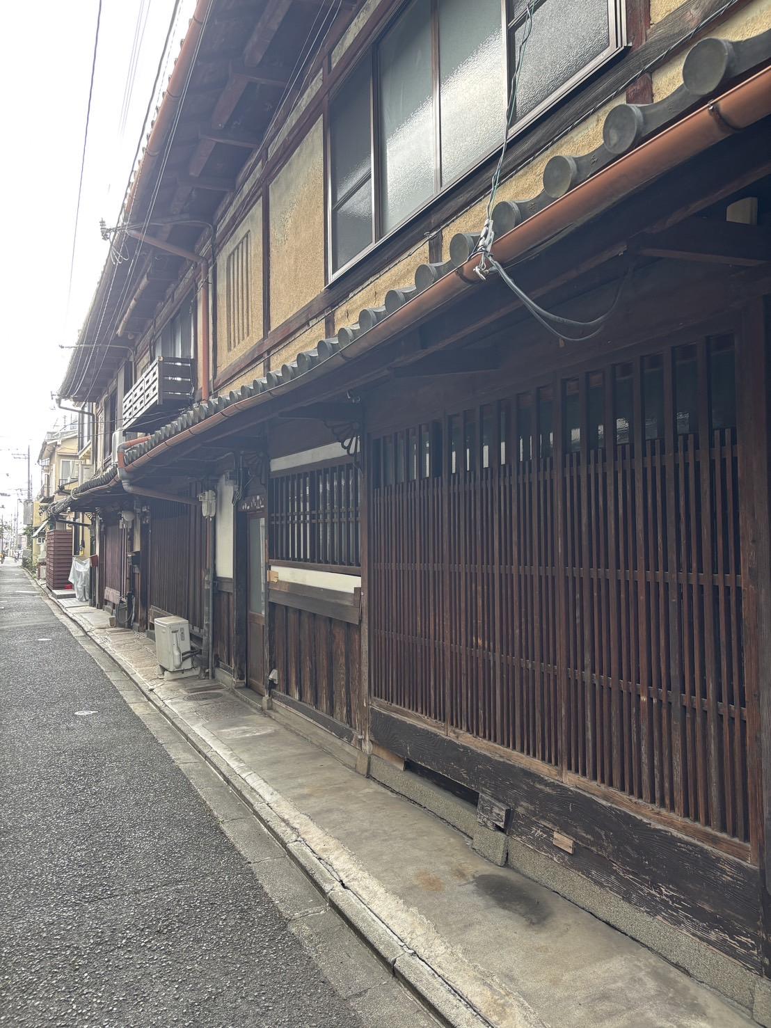 京都市上京区元誓願寺通大宮東入寺井町509-5の売買物件/京町家らしい佇まいが残る外観。軒を連ねる通りの景色も魅力のひとつです。