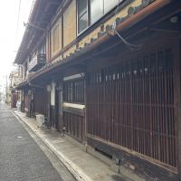 京都市上京区元誓願寺通大宮東入寺井町509-5の売買物件/京町家らしい佇まいが残る外観。軒を連ねる通りの景色も魅力のひとつです。