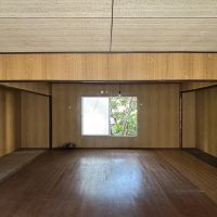 京都市上京区元誓願寺通大宮東入寺井町509-5の売買物件/2F | 窓の向こうには青々とした庭の木々。空間の整え方しだいで、気持ちのよい場所になりそうです。