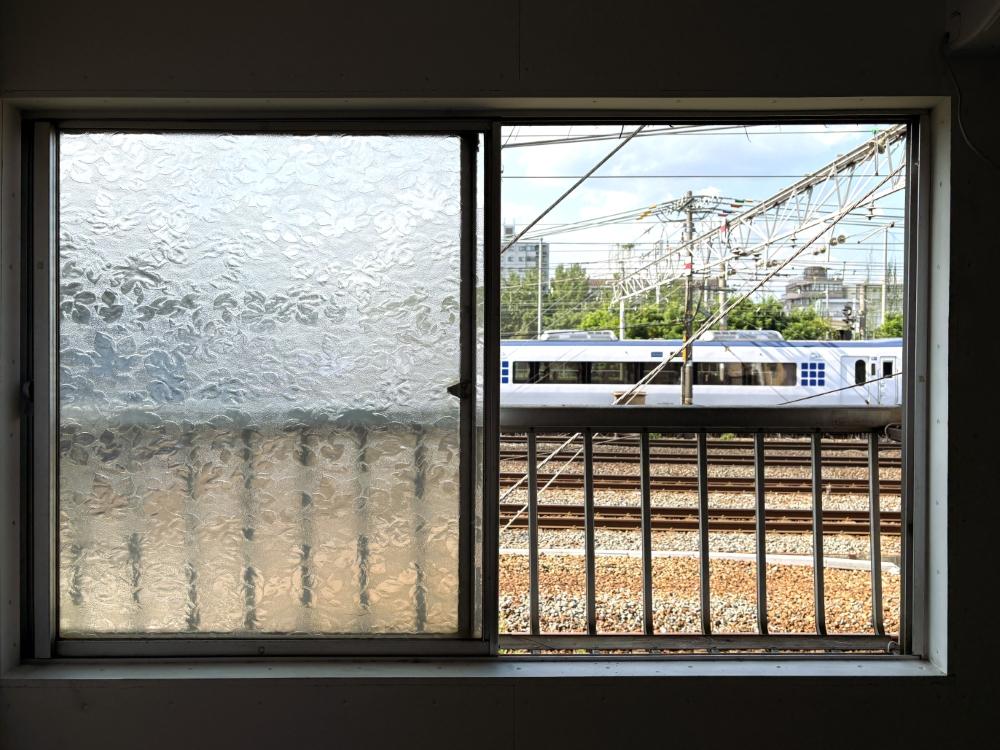 京都市南区大宮通八条上る塩屋町二丁目277の賃貸物件/目の前が線路。この距離感だからこそ音の事は気にせず作業に打ち込めそう。
