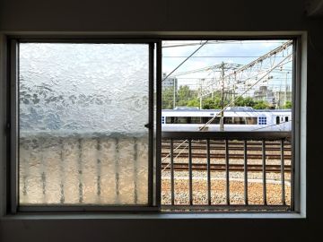 京都市南区大宮通八条上る塩屋町二丁目277の賃貸物件/線路横でトン、テン、カン！