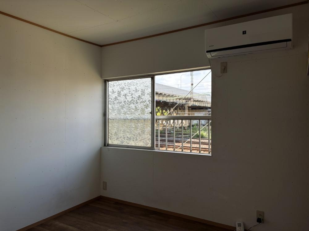 京都市南区大宮通八条上る塩屋町二丁目277の賃貸物件/E号室｜広さは4帖弱とコンパクトですが、一人で何かに集中するにはちょうどいい