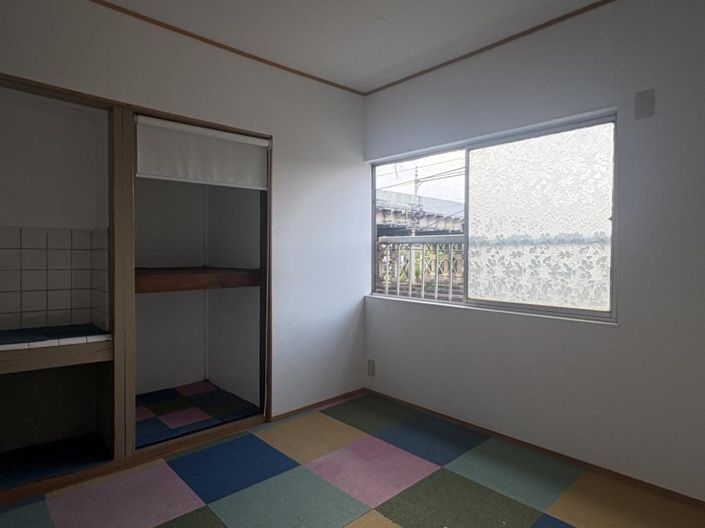 京都市南区大宮通八条上る塩屋町二丁目277の賃貸物件/F号室｜前入居者によってフロアマットが設置済み。外すと合板が出てくるので好みに合わせて