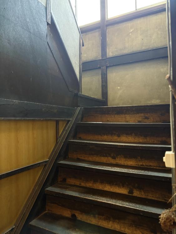 京都市南区大宮通八条上る塩屋町二丁目277の賃貸物件/共用階段も趣あり