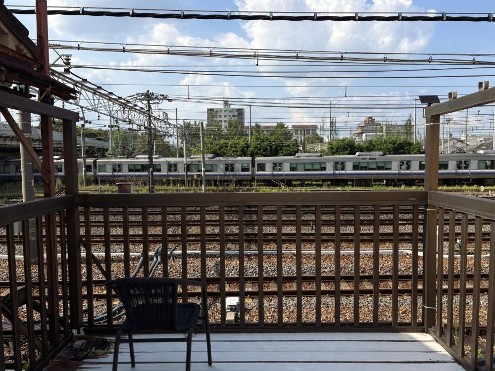 京都市南区大宮通八条上る塩屋町二丁目277の賃貸物件/ON棟とOFF棟の間にはバルコニーが設けられています。コーヒーでも啜りながら一息つきたい。
