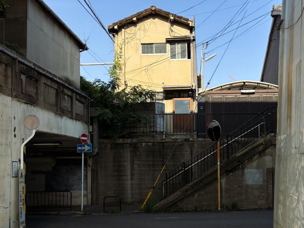 京都市南区大宮通八条上る塩屋町二丁目277の賃貸物件/高架そばで画になる佇まい