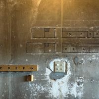 京都市南区大宮通八条上る塩屋町二丁目277の賃貸物件/1階廊下の壁面には館内図と各区画に在室しているかわかるサイン
