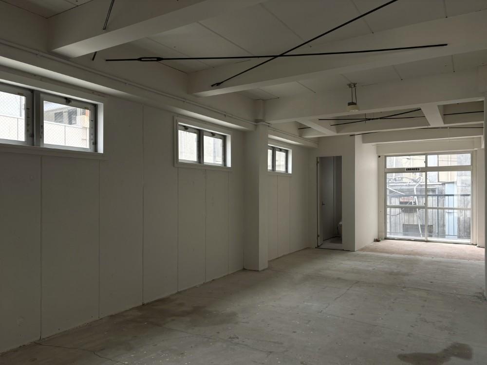 京都市中京区河原町通三条下る三丁目東入南車屋町282番地の賃貸物件/陽射しは東（上部）と南（掃出し窓）から。