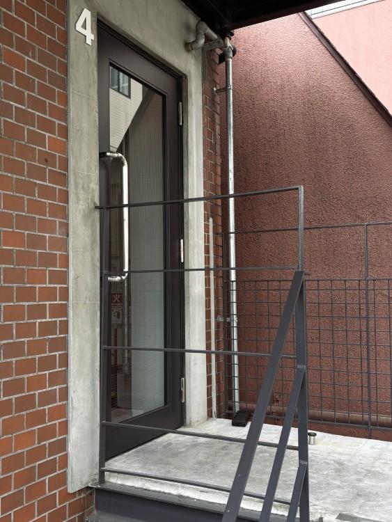 京都市中京区河原町通三条下る三丁目東入南車屋町282番地の賃貸物件/レンガの外壁にアイアンの手すり。ギュッとした雑居ビル感はない。
