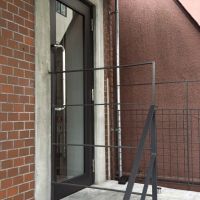 京都市中京区河原町通三条下る三丁目東入南車屋町282番地の賃貸物件/レンガの外壁にアイアンの手すり。ギュッとした雑居ビル感はない。