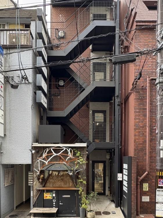 京都市中京区河原町通三条下る三丁目東入南車屋町282番地の賃貸物件/所狭しと建ち並ぶビルに挟まれてますが、海外のアパートメントの様な印象。