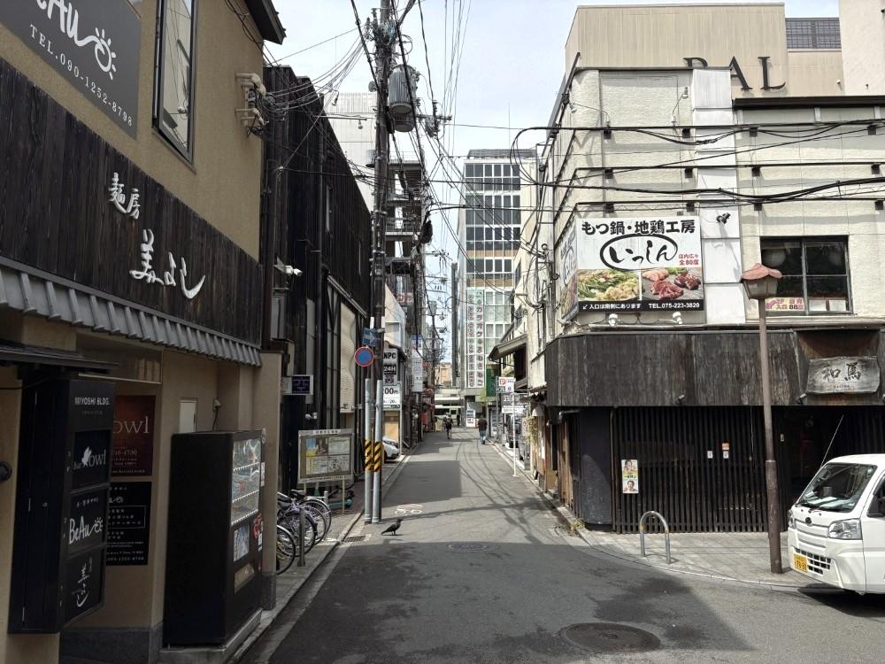 京都市中京区河原町通三条下る三丁目東入南車屋町282番地の賃貸物件/この先に今回の建物。南車屋通（蛸薬師の一本北）にも両側にバーや飲食店が立ち並びます