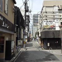 京都市中京区河原町通三条下る三丁目東入南車屋町282番地の賃貸物件/この先に今回の建物。南車屋通（蛸薬師の一本北）にも両側にバーや飲食店が立ち並びます