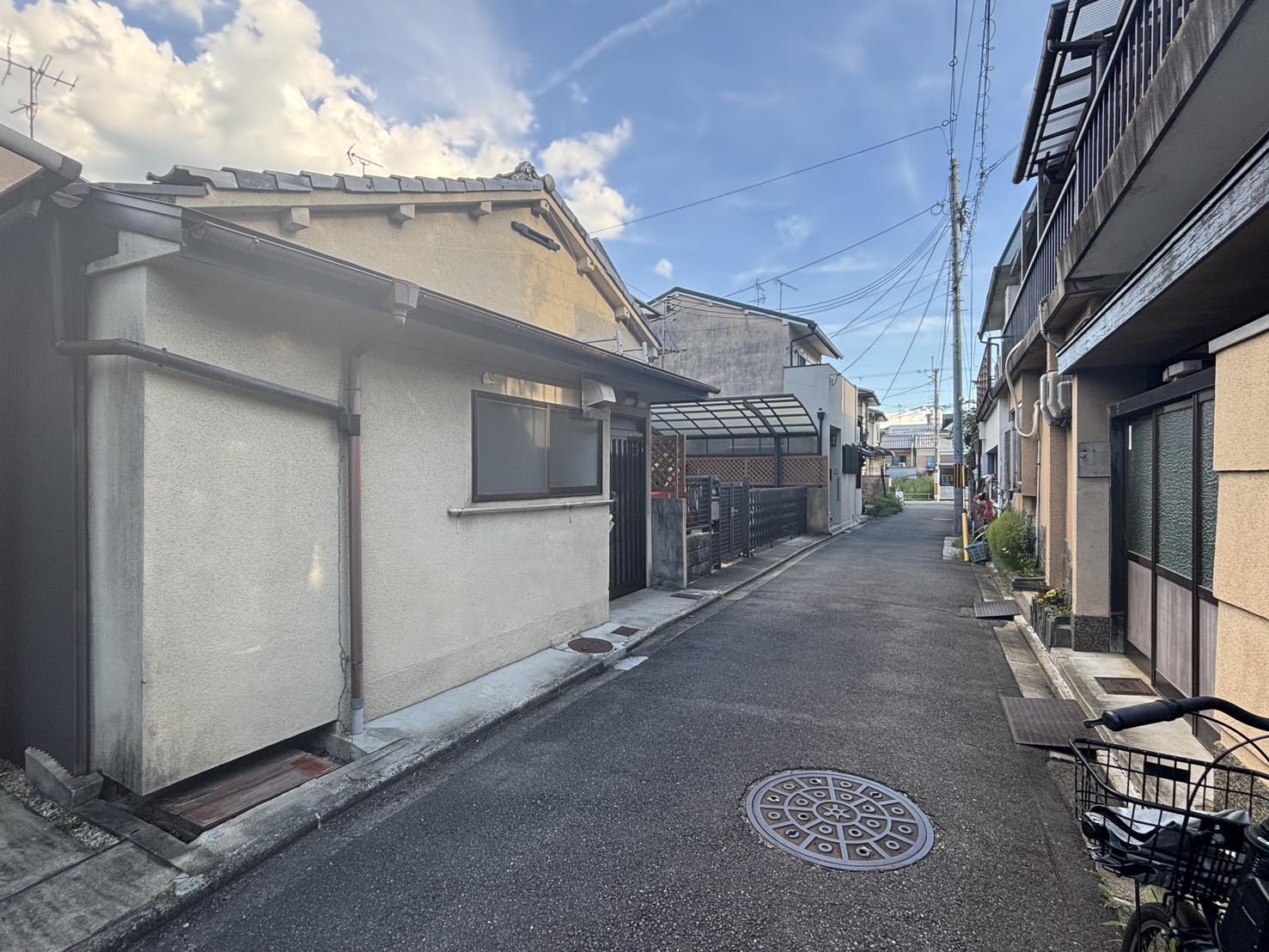 京都市北区小山東玄以町8番4の売買物件/車が一台通れる程度の道幅。とは言え一方通行ではないので、譲り合いながら。