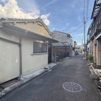 京都市北区小山東玄以町8番4の売買物件/車が一台通れる程度の道幅。とは言え一方通行ではないので、譲り合いながら。