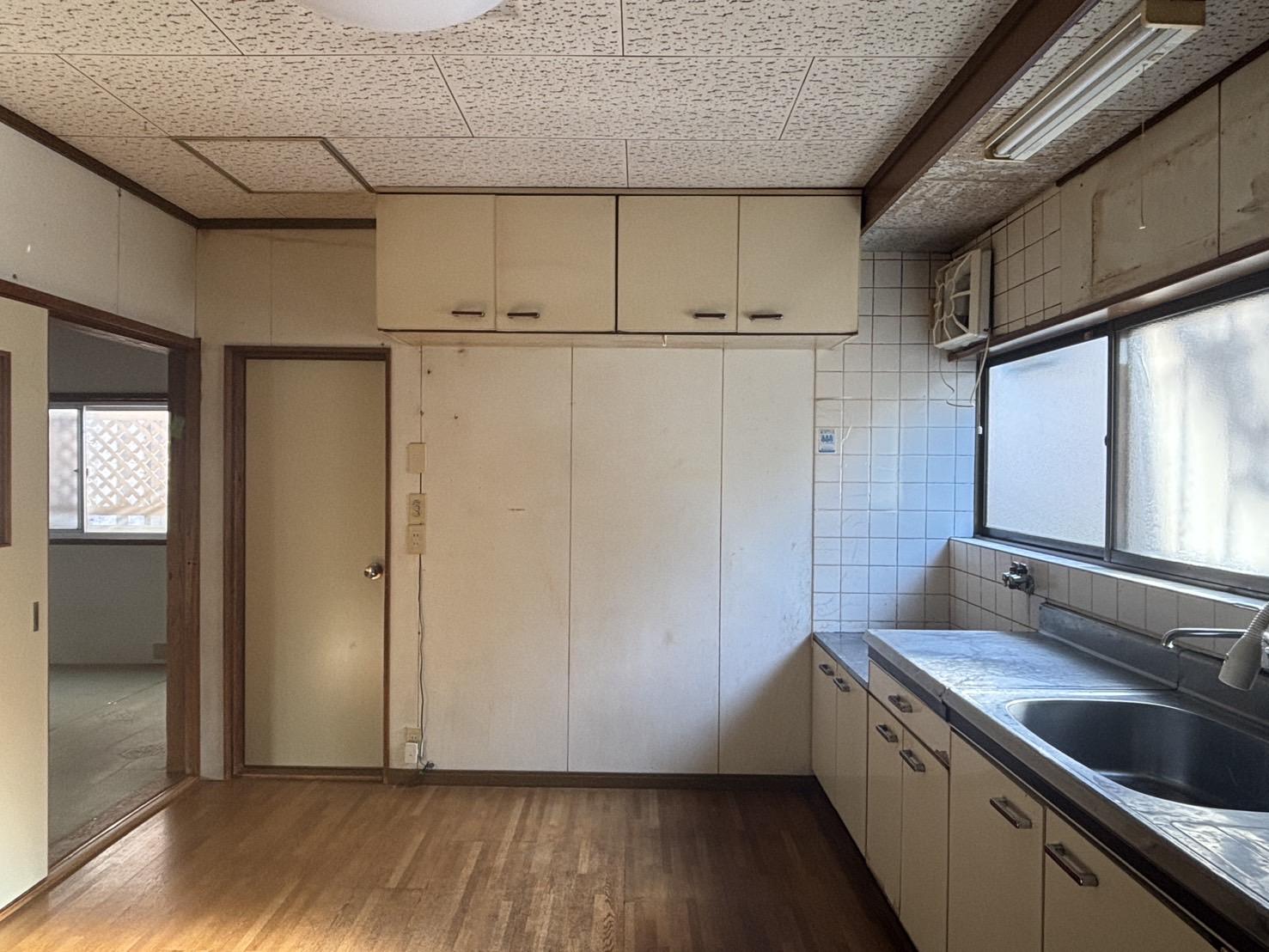 京都市北区小山東玄以町8番4の売買物件/1F｜キッチンは改装を前提ですね。