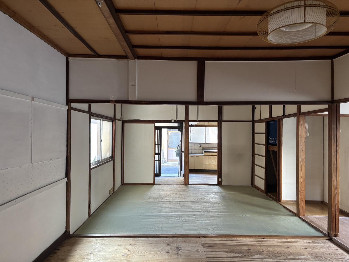 京都市北区小山東玄以町8番4の売買物件/1F｜正面左手が玄関。そこからスコーンと抜ける心地よさ。