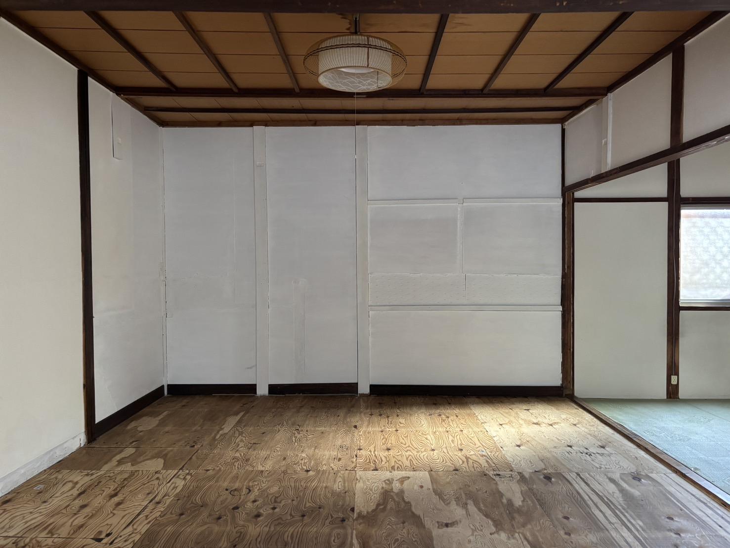 京都市北区小山東玄以町8番4の売買物件/1F｜ベニヤの床は、このままでは使いにくいのでカーペットやフローリングで手を加えて。