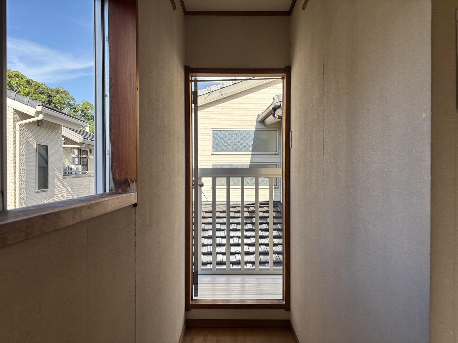 京都市北区小山東玄以町8番4の売買物件/2F｜突き当たりにはベランダへのドアが。光や風を感じられる場所です。