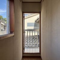 京都市北区小山東玄以町8番4の売買物件/2F｜突き当たりにはベランダへのドアが。光や風を感じられる場所です。