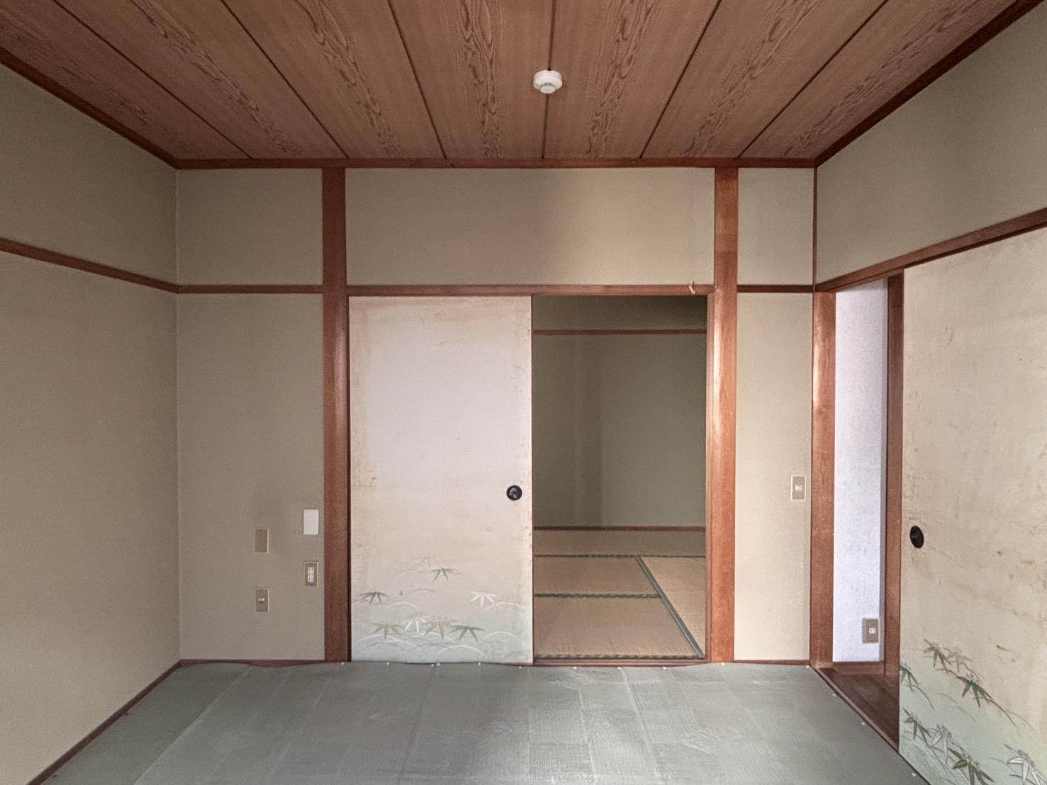 京都市北区小山東玄以町8番4の売買物件/1F｜水まわり前の一室。部屋数が多いので、家族のウォークインクローゼット的に使うのが生活しやすそう。