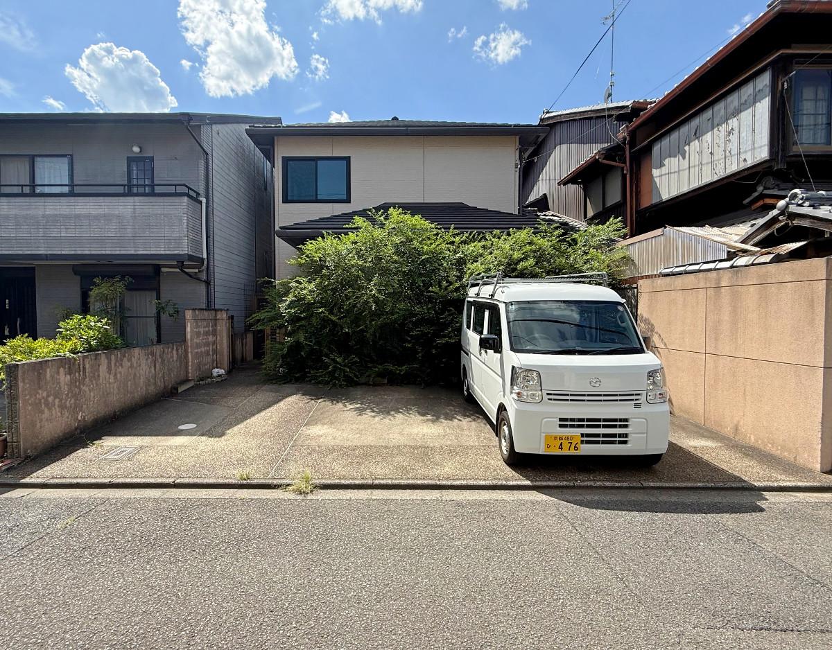 京都市上京区今出川通寺町二筋西入上る一丁目柳風呂町183の売買物件/1階東側。東道路からも大きくセットバックしているので、車も余裕で3台は置けます。御所北の立地で敷地に夫婦それぞれの車が置けるのは大きなメリットですね