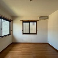 京都市上京区今出川通寺町二筋西入上る一丁目柳風呂町183の売買物件/2階東個室。納戸含めて4部屋に小分けしてあるので、各部屋は最小限の広さといった印象。東西に窓は開いているのでどの部屋もきちんと明るいのが嬉しい