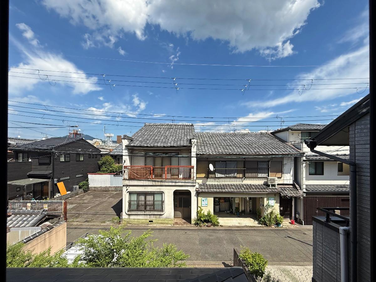 京都市上京区今出川通寺町二筋西入上る一丁目柳風呂町183の売買物件/2階から東を見る。前面道路は狭いものの、セットバックして且つ低層なエリアなので広い空が手に入ります