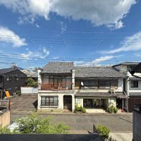 京都市上京区今出川通寺町二筋西入上る一丁目柳風呂町183の売買物件/2階から東を見る。前面道路は狭いものの、セットバックして且つ低層なエリアなので広い空が手に入ります