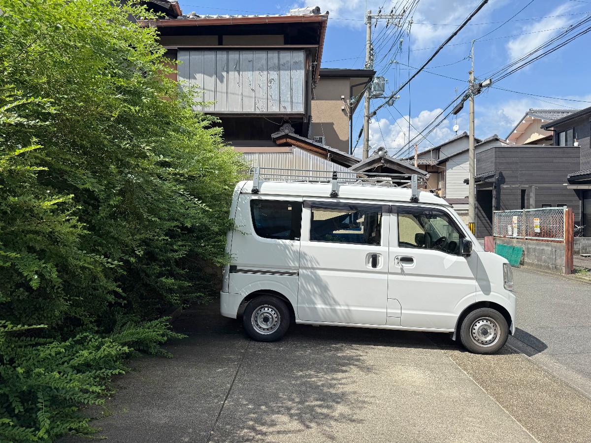 京都市上京区今出川通寺町二筋西入上る一丁目柳風呂町183の売買物件/東駐車場。軽バンを前いっぱいで停めたらこのくらいのサイズ感です。緑が生い茂っているので整えてあげたら乗用車も問題なく停めることができます