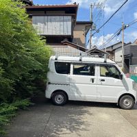 京都市上京区今出川通寺町二筋西入上る一丁目柳風呂町183の売買物件/東駐車場。軽バンを前いっぱいで停めたらこのくらいのサイズ感です。緑が生い茂っているので整えてあげたら乗用車も問題なく停めることができます