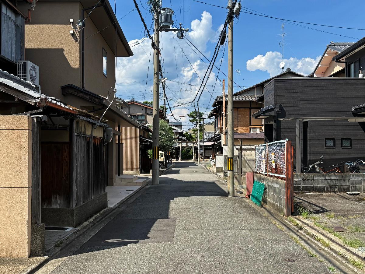 京都市上京区今出川通寺町二筋西入上る一丁目柳風呂町183の売買物件/目の前の通りは幸神社の表参道。きっと縁起もいいはず！