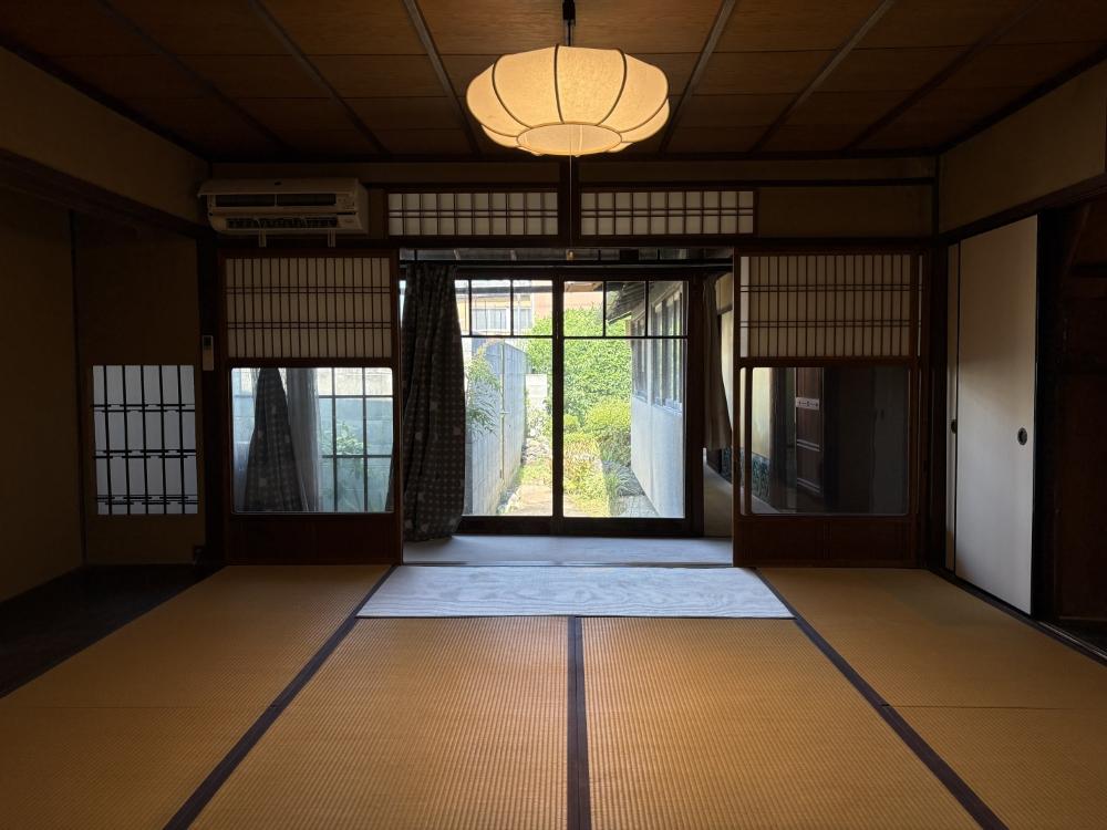 京都市北区紫野南舟岡町74の賃貸物件/1階東側｜ゆったりとしたサイズの室内と奥に続く庭で視覚的に広く感じます。