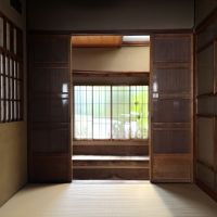 京都市北区紫野南舟岡町74の賃貸物件/玄関土間には腰掛が配置されています。窓越しに映るグリーンも良い。