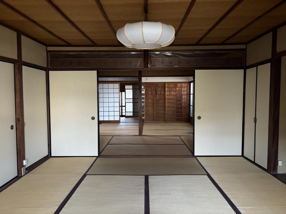 京都市北区紫野南舟岡町74の賃貸物件/1階東側から西方向｜特に事業用であれば襖を取り外して大きく使ってもよさそうです