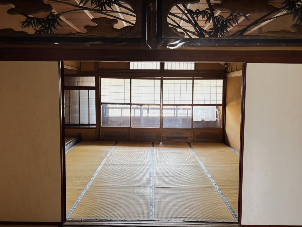 京都市北区紫野南舟岡町74の賃貸物件/2階東側｜前方の開口がバルコニー。欄間のデザインも素敵