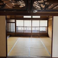 京都市北区紫野南舟岡町74の賃貸物件/2階東側｜前方の開口がバルコニー。欄間のデザインも素敵