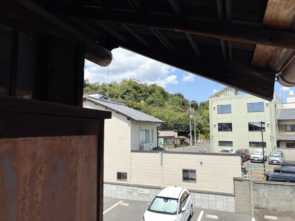 京都市北区紫野南舟岡町74の賃貸物件/バルコニーからは建勲神社の頭と参道の鳥居がちらっと。