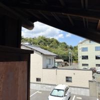 京都市北区紫野南舟岡町74の賃貸物件/バルコニーからは建勲神社の頭と参道の鳥居がちらっと。